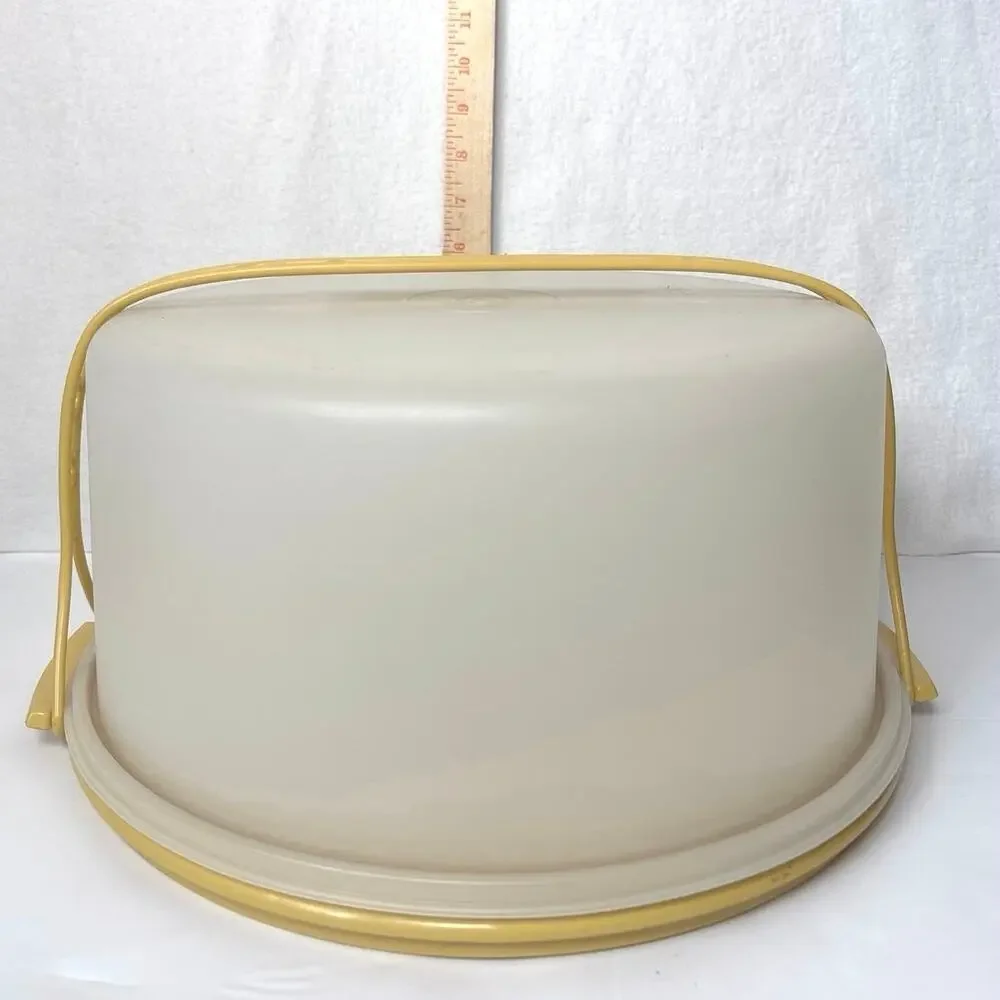 Tupperware vintage cake